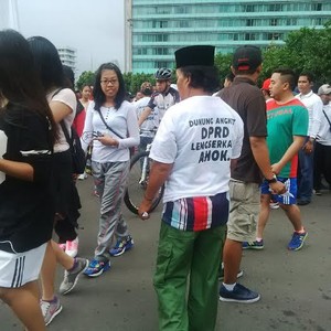 Pendukung Ahok Adu Mulut dengan Pendukung DPRD di Bundaran HI