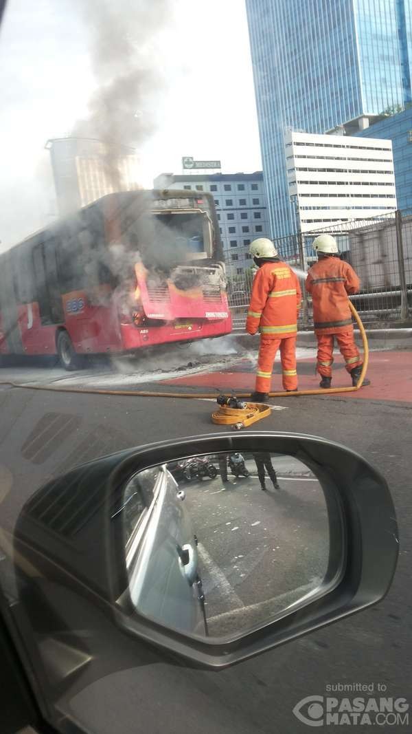 4 Penampakan Bus TransJ Gandeng yang Terbakar di Jl Gatot Subroto