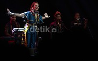 'Aku Wanita' dan 'Satu yang Tak Bisa Lepas' jelas langsung membuat koor massal di sore yang mendung.