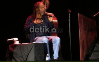 Bobby McFerrin tampil membawa lengkap seluruh band pengiringnya.