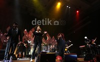 Tanpa basa-basi, lengkingan Chaka Khan terdengar langsung ketika lagu pertama 'I Feel For You'.