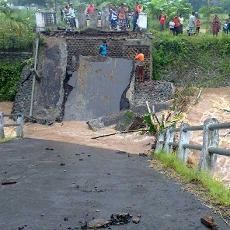 Lagi, Jembatan Penghubung 3 Kecamatan di Probolinggo Putus