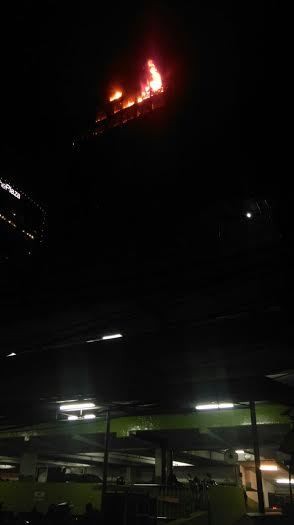 Api Membesar di Lantai 17 Kosgoro, Api dan Material Bangunan Berjatuhan