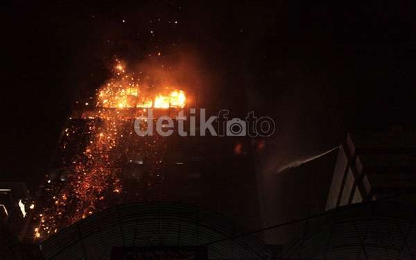 Sudah 3 Jam, Api di Wisma Kosgoro Masih Belum Padam