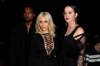 Tiba di lokasi acara, Kim dan Kanye West langsung berpose bersama Katy Perry. Pascal Le Segretain/Getty Images/detikFoto.
