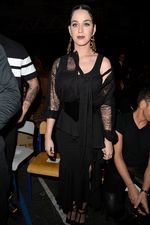 Katy Perry Tampil Gotik di Paris Fashion Week