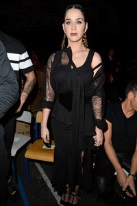 Kenakan busana serba hitam, Katy Perry tampil gotik. Pascal Le Segretain/Getty Images/detikFoto.