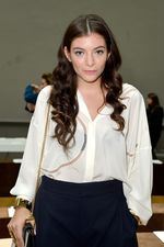 Gaya Simpel Lorde di Paris Fashion Week