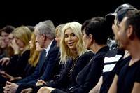 Duduk di barisan depan, Kim dan ibunya Kris Jenner menjadi sorotan. Pascal Le Segretain/Getty Images/detikFoto.