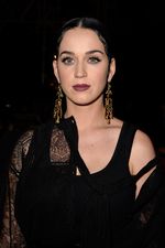 Katy Perry Tampil Gotik di Paris Fashion Week