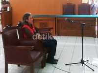 Fariz RM menjalani sidang perdana di Pengadilan Negeri Selatan, Senin (9/3/2015).