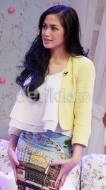 Asyik Selfie, Jessica Iskandar Tiduran di Sofa