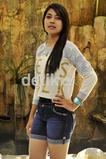Ninih Penjual Getuk Bergaya dengan Hot Pants