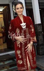 Revalina S Temat Cantik Dibalut Baju Adat di Acara Seserahan