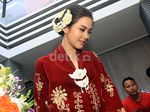 Revalina S Temat Cantik Dibalut Baju Adat di Acara Seserahan