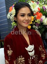 Revalina S Temat Cantik Dibalut Baju Adat di Acara Seserahan