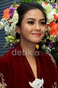 Reva saat jumpa pers seusai menjalani serangkaian prosesi jelang pernikahannya. Pool/Akew/detikFoto.