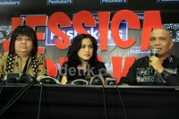Ia tampil bersama pengacaranya, Lidya Wongsonegoro dan Hans Miller. Pool/Akew/detikFoto.