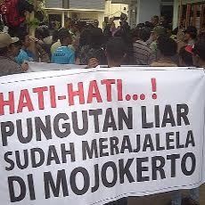 Puluhan Orang Demo Kantor Perizinan Mojokerto