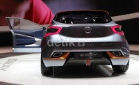 Secera umum, tampilan bodi lebih kekar dengan garis-garis tegas. Padu padan warna di bumper depan, pilar A, dan bodi bagian bawah, terlihat sangat serasi. Sekilas tampilannya mirip dengan sebuah coupe tiga pintu karena Nissan membuat pintu belakang tidak begitu kentara.