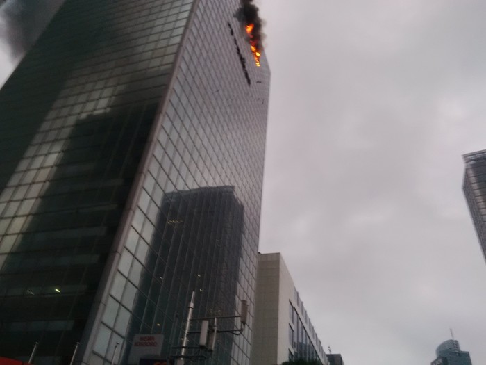 Sempat Dinyatakan Padam, Api Kembali Berkobar di Wisma Kosgoro Pagi ini