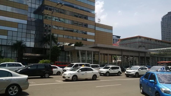 Penanganan Kebakaran Kelar, Arus Lalin Depan Wisma Kosgoro Kembali Dibuka