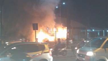 Mobil Grand Max Terbakar di Tol Cawang