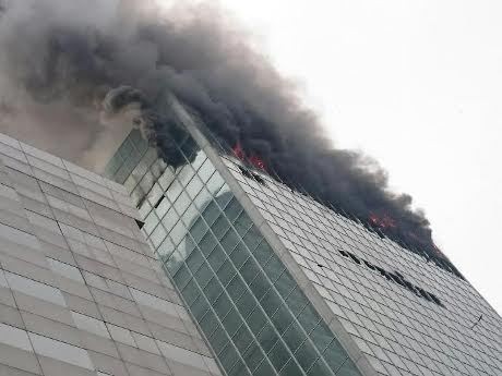 Api Makin Berkobar Besar di Wisma Kosgoro, ini Penampakannya