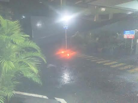 Ini Penampakan Serpihan Api dari Wisma Kosgoro yang Jatuh di Area Parkir