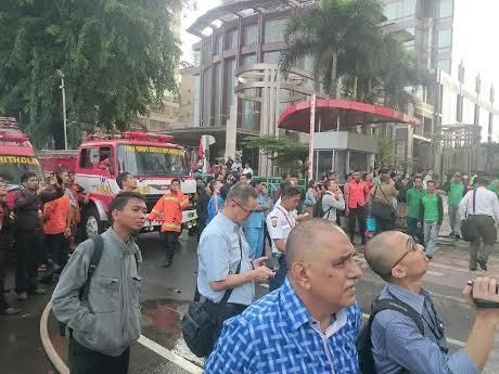 Pekerja Kantoran di Dekat Wisma Kosgoro Memilih Menonton Kebakaran