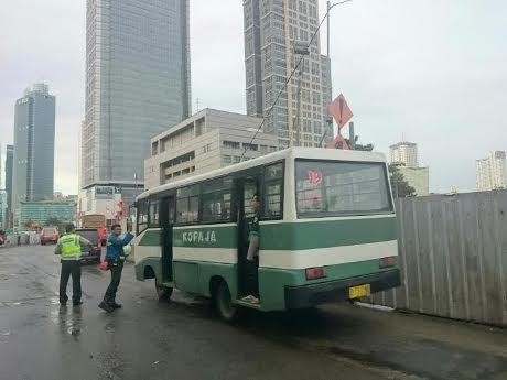 Kaca Terus Berjatuhan dari Wisma Kosgoro, Polisi Sibuk Atur Lalin