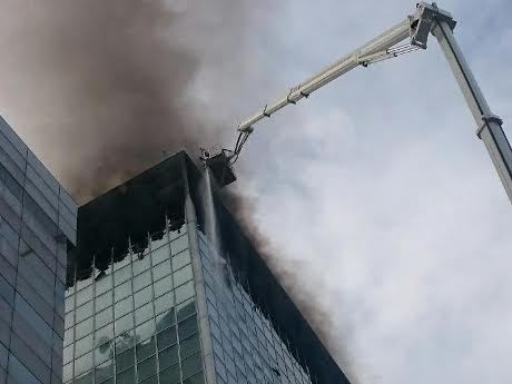 Skylift Beraksi, Api Tak Lagi Berkobar Keluar Jendela Wisma Kosgoro