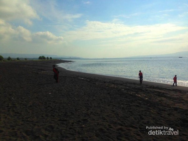 Pesona Pasir Hitam Di Pantai Boom Banyuwangi