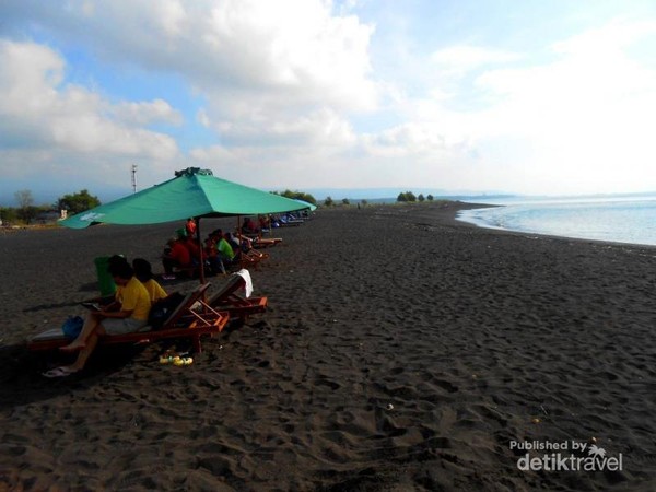 Pesona Pasir Hitam Di Pantai Boom Banyuwangi