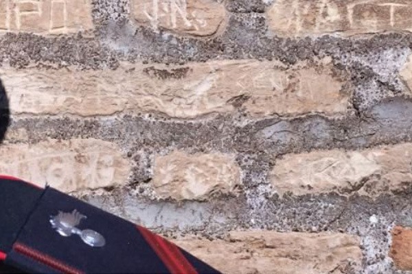 Nekat Ukir Nama di Colosseum, 2 Turis AS ini Ditangkap