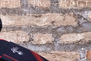 Nekat Ukir Nama di Colosseum, 2 Turis AS ini Ditangkap
