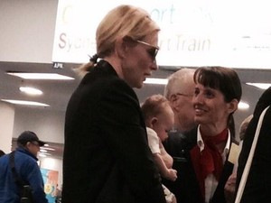 Cate Blanchett Adopsi Anak Perempuan