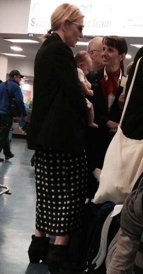 Cate Blanchett Adopsi Anak Perempuan