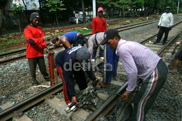 Jokowi Bangun Rel Kereta Rp 234 T Hingga Papua, Terbesar Sejak Era Belanda
