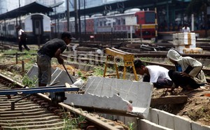 Jokowi Bangun Rel Kereta Rp 234 T Hingga Papua, Terbesar Sejak Era Belanda