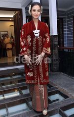 Gaya Ninih Penjual Getuk dengan Hot Pants, Jessica Iskandar Buka-bukaan