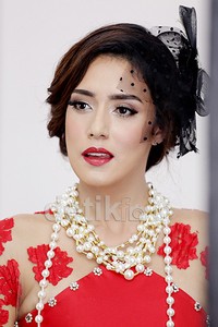 Bibirnya juga dipoles dengan lipstik berwarna merah.