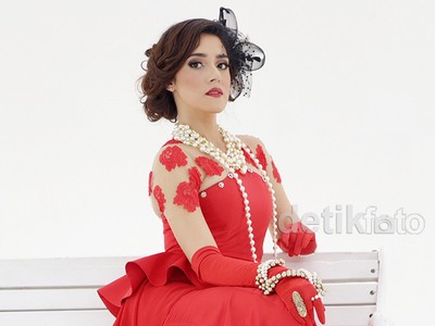 So Glamour... Fairuz A Rafiq Bergaya ala Broadway