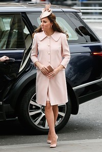 Kate terlihat cantik tampil serba pink saat tiba di acara Commonwealth Observance di Westminster Abbey, London, Inggris pada Senin (9/3/2015) waktu setempat. REUTERS/Stefan Wermuth/detikHOT.
