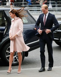 Hamil delapan bulan, Kate masih memakai sepatu heels. REUTERS/Stefan Wermuth/detikHOT.