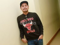 Gaya Petra dengan sweatshirt hitam dengan tulisan dan lambang Chicago Bulls. Pool/Gus Mun/detikFoto.