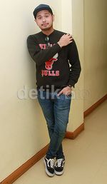 Gaya Petra Sihombing dengan Baju Chicago Bulls