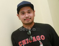 Ia memadukan gaya kasualnya dengan topi. Pool/Gus Mun/detikFoto.