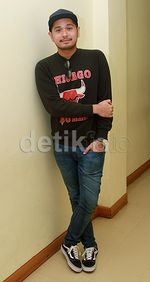 Gaya Petra Sihombing dengan Baju Chicago Bulls