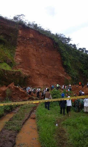 Tebing Setinggi 70 Meter di Sukabumi Ambrol, 3 Penambang Tertimbun